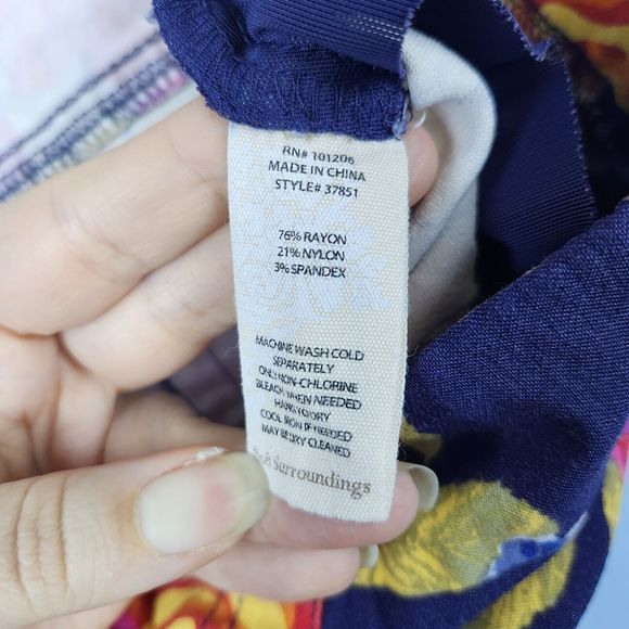 SOFT SURROUNDINGS Super Stretch Big Roses Floral Pull On Capris Pants Petite L - Picture 13 of 14